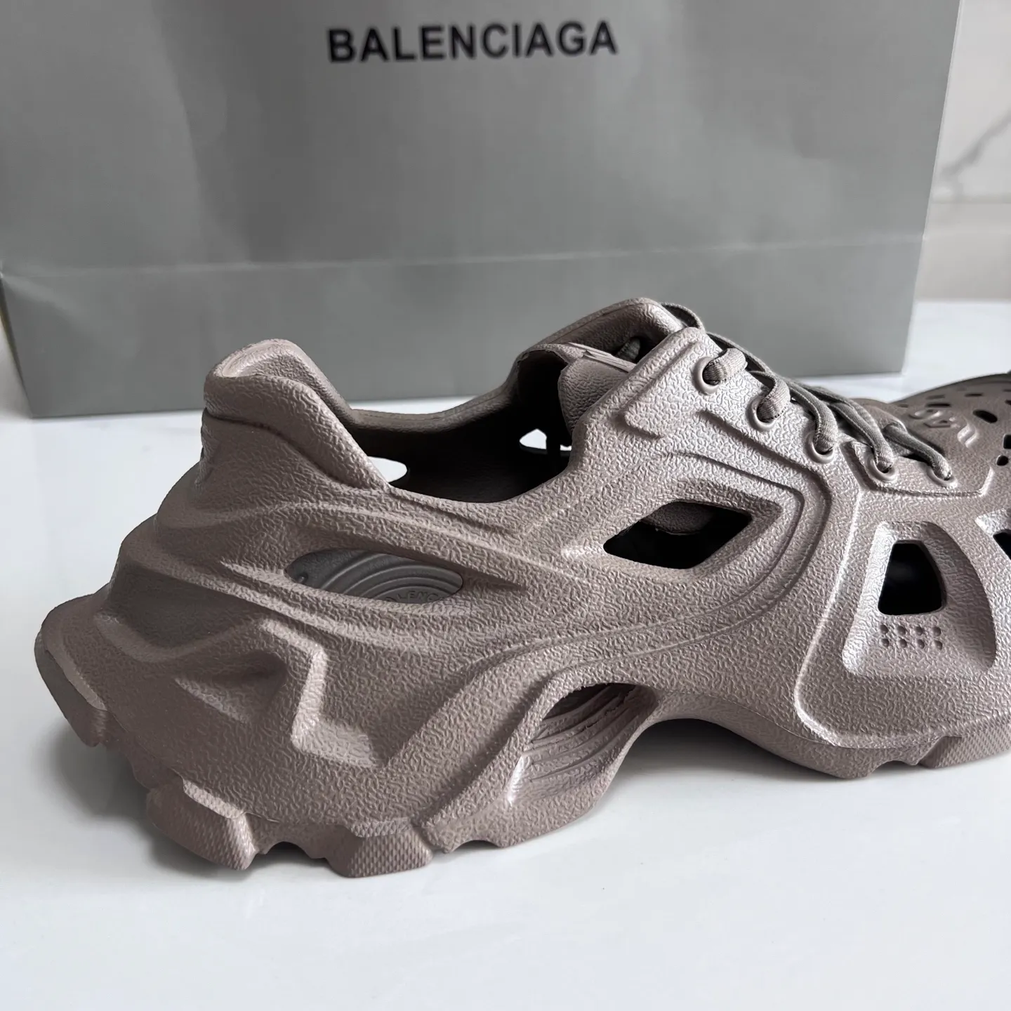 👟👟Ex-factory price 380👟👟 Balenciaga must-have beach shoes for summer: Men's and women's shoes are made of ultra-light 95% (injection molding) EVA plastic, 5% foam plastic foam cushioning material #Ultra-lightweight one-piece foam shoe mold ❗ New summer product, French high-end luxury brand - Balenciaga BALENCIAGA 3XL Rubber Low Top Sneakers 3XL version series summer beach wading versatile trendy lace-up casual sports hole sandals. Size: 35-46
